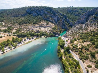 Güney Fransa Gorge du Verdon Kanyonu nehirde havadan görünümü
