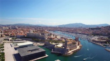 Marsilya iskelesinin Drone Havadan görünümü - Vieux Limanı, Saint Jean kalesi ve Fransa'nın güneyindeki mucem