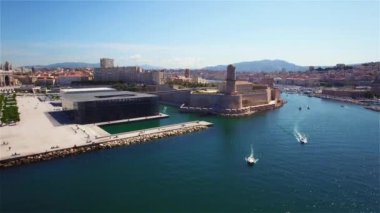 Marsilya iskelesinin Drone Havadan görünümü - Vieux Limanı, Saint Jean kalesi ve Fransa'nın güneyindeki mucem