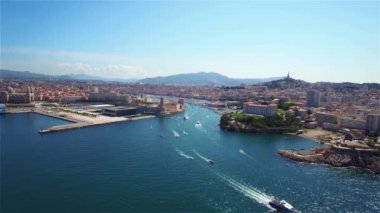Marsilya iskelesinin Drone Havadan görünümü - Vieux Limanı, Saint Jean kalesi ve Fransa'nın güneyindeki mucem