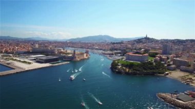 Marsilya iskelesinin Drone Havadan görünümü - Vieux Limanı, Saint Jean kalesi ve Fransa'nın güneyindeki mucem