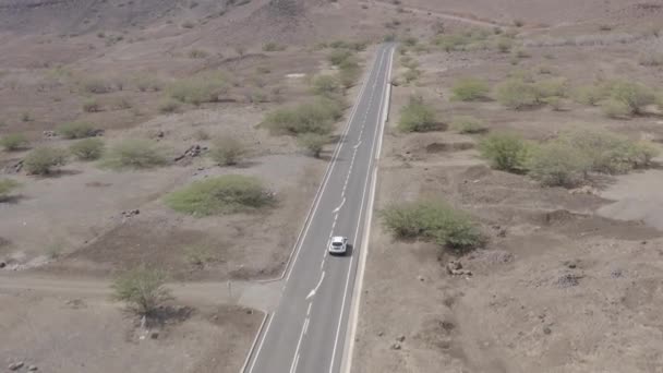 Vista Aérea Calificada Del Automóvil Conduciendo Una Carretera Desierta Cerca — Vídeos de Stock