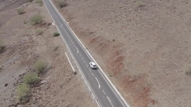 Неградуированный Вид Воздуха Автомобиль Пустынной Дороге Возле Сидад Велья Острове — стоковое видео