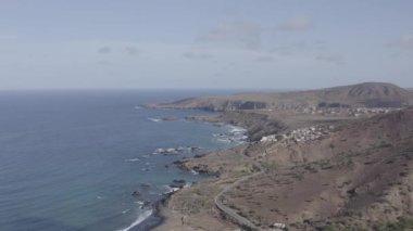 Santiago Calheta yakınlarındaki 4k derecelendirilmemiş Uhd havadan görünümü vahşi kıyı şeridi - Cape Verde - Cabo Verde