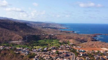 Santiago Calheta yakınlarındaki 4k Uhd havadan görünümü vahşi kıyı şeridi - Cape Verde - Cabo Verde