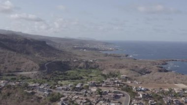 Santiago Calheta yakınlarındaki 4k derecelendirilmemiş Uhd havadan görünümü vahşi kıyı şeridi - Cape Verde - Cabo Verde