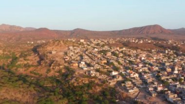 Cape Verde Santiago adasında Tarrafal plaj 4k Uhd Havadan görünümü - Cabo Verde