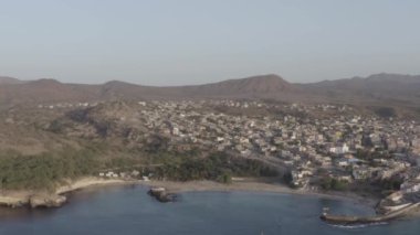 Cape Verde Santiago adasında Tarrafal plaj 4k ungraded Uhd Havadan görünümü - Cabo Verde