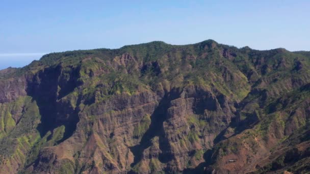 4K UHD vue aérienne du parc naturel Serra Malagueta sur l'île de Santiago au Cap Vert - Cabo Verde 