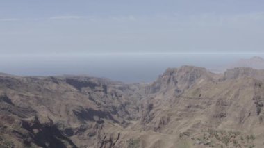 Cape Verde Santiago adasında Serra Malagueta doğal parc 4k ungraded Uhd havadan görünümü - Cabo Verde