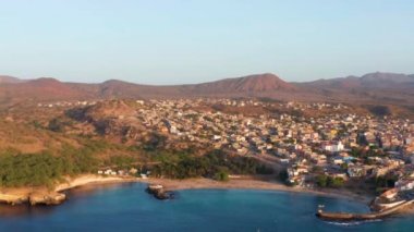 Cape Verde Santiago adasında Tarrafal plaj 4k Uhd Havadan görünümü - Cabo Verde