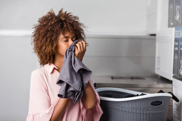 Jonge zwarte Afrikaanse Amerikaanse vrouw haar kleren wassen in een auto — Stockfoto