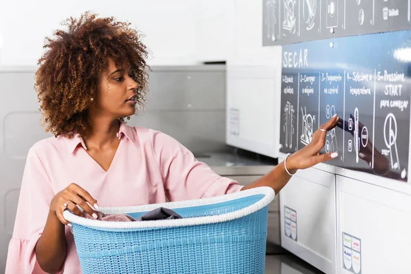 Jonge zwart African American vrouw met een mandje van kleren t — Stockfoto