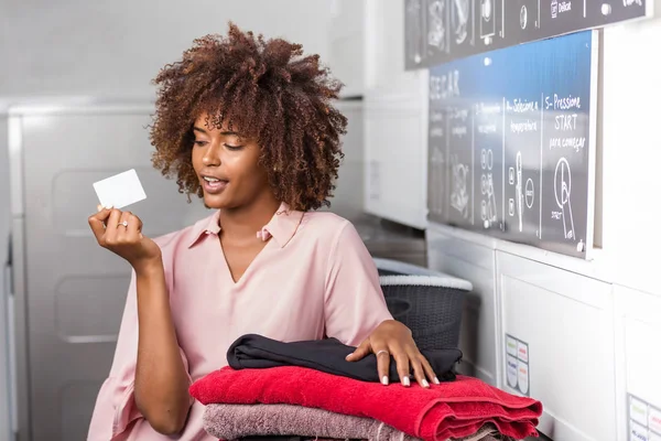 Fiatal fekete gazdaság egy mosoda subscriptio afrikai-amerikai nő — Stock Fotó