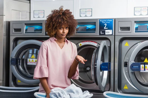 Fiatal fekete afrikai-amerikai nő ruháját egy kocsi mosás — Stock Fotó