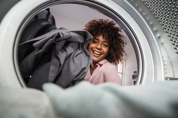 Jonge zwart African American vrouw met een mandje van kleren t — Stockfoto