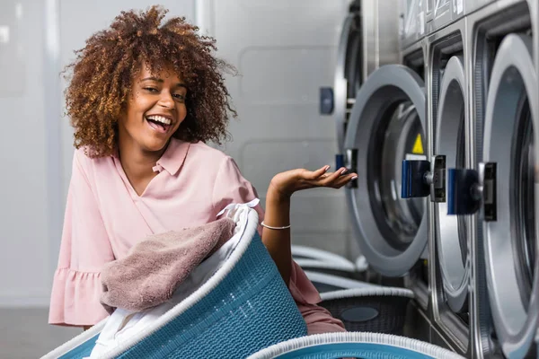 Young black African American woman holding a basket of clothes t — Stock Photo, Image