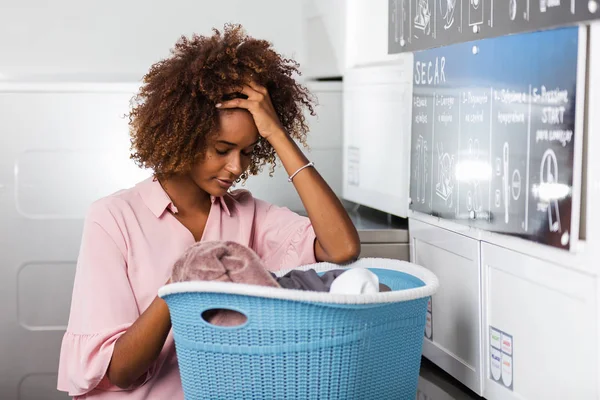 Young black African American woman holding a basket of clothes t — Stock Photo, Image