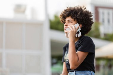 Açık bir genç siyah Afrikalı-Amerikalı genç kadın s portresi