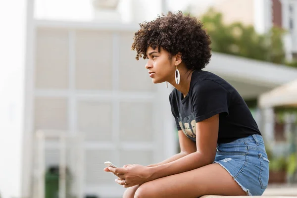 Retrato al aire libre de una joven afroamericana negra mujer t —  Fotos de Stock