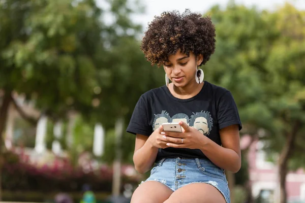 Outdoor Portret van een jonge zwarte Afrikaanse Amerikaanse jonge vrouw t — Stockfoto