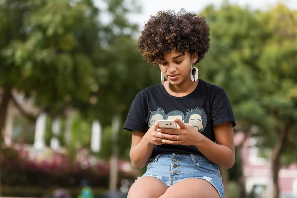 Retrato al aire libre de una joven afroamericana negra mujer t — Foto de Stock