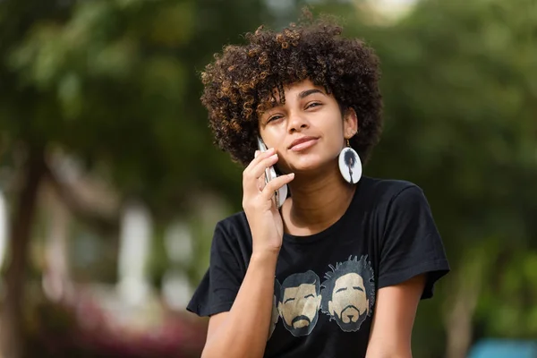 Portrait extérieur d une jeune afro-américaine noire jeune femme s — Photo