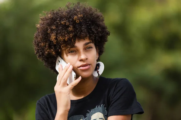 Ritratto all'aperto di una giovane donna afroamericana di colore — Foto Stock