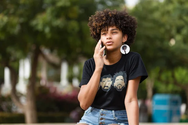 户外肖像一个年轻的黑人非洲裔美国年轻女子的 — 图库照片