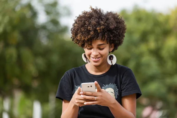 Portret în aer liber al unui tânăr negru afro-american tânără femeie t — Fotografie, imagine de stoc