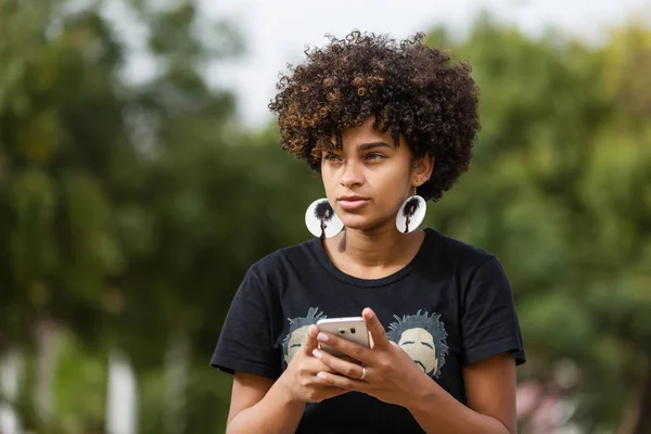 Retrato al aire libre de una joven afroamericana negra mujer t —  Fotos de Stock