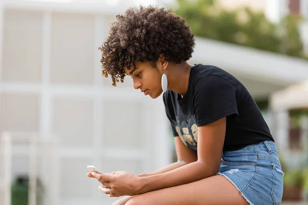 Retrato al aire libre de una joven afroamericana negra mujer t —  Fotos de Stock