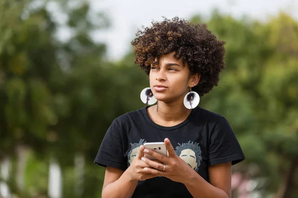Retrato al aire libre de una joven afroamericana negra mujer t —  Fotos de Stock