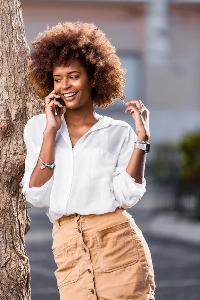 Portrait extérieur d une jeune afro-américaine noire jeune femme s — Photo