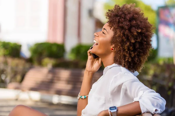 Portrait extérieur d une jeune afro-américaine noire jeune femme s — Photo