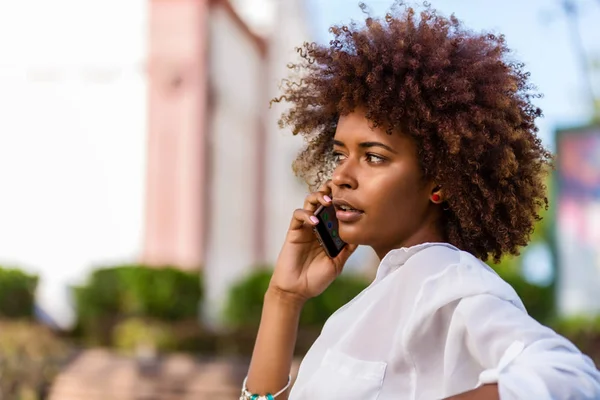 Ritratto all'aperto di una giovane donna afroamericana di colore — Foto Stock