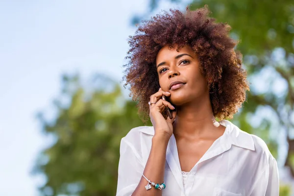 Ritratto all'aperto di una giovane donna afroamericana di colore — Foto Stock