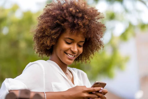 Retrato al aire libre de una joven afroamericana negra mujer t —  Fotos de Stock