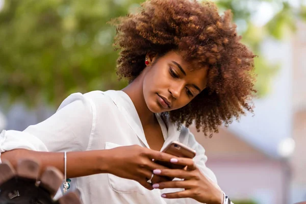 Retrato al aire libre de una joven afroamericana negra mujer t —  Fotos de Stock