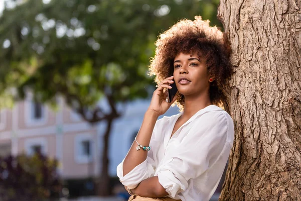 Retrato al aire libre de una joven afroamericana negra —  Fotos de Stock