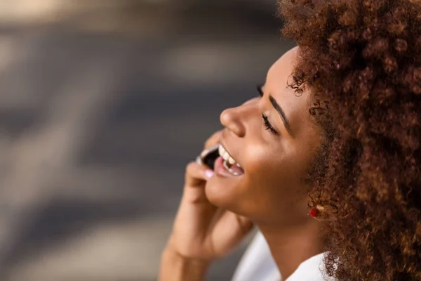 若い黒人アフリカ系アメリカ人の若い女性の s の屋外のポートレート — ストック写真