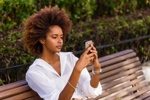 Retrato al aire libre de una joven afroamericana negra mujer t —  Fotos de Stock