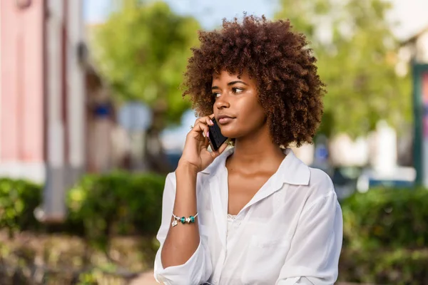 Portrait extérieur d une jeune afro-américaine noire jeune femme s — Photo