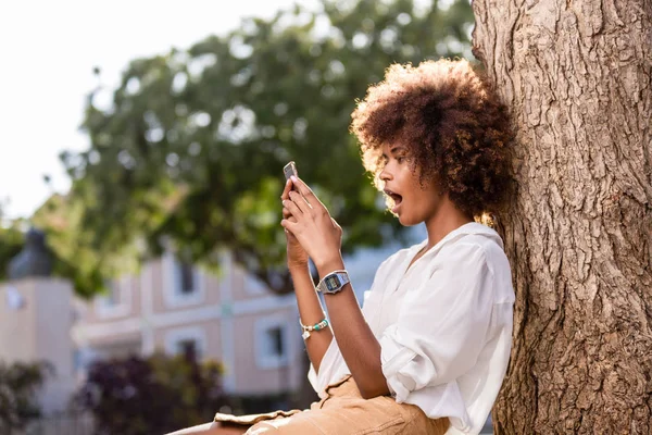 Retrato al aire libre de una joven afroamericana negra mujer t —  Fotos de Stock