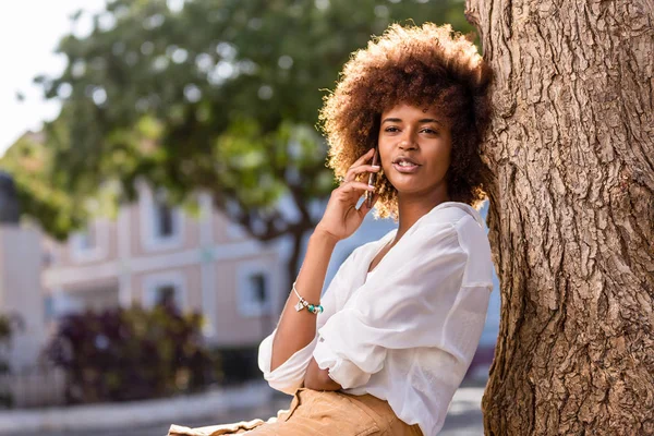 Portrait extérieur d une jeune afro-américaine noire jeune femme s — Photo