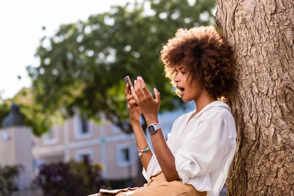 Retrato al aire libre de una joven afroamericana negra mujer t — Foto de Stock