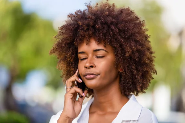 Außenporträt einer jungen schwarzafrikanisch-amerikanischen Frau — Stockfoto