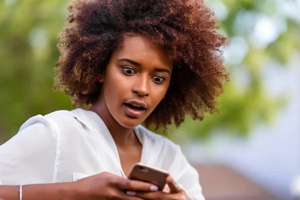 Portret în aer liber al unui tânăr negru afro-american tânără femeie t — Fotografie, imagine de stoc