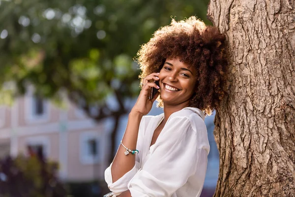 Portrait extérieur d une jeune afro-américaine noire jeune femme s — Photo