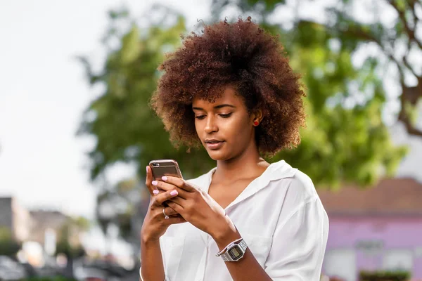 Portrait extérieur d une jeune afro-américaine noire jeune femme s — Photo